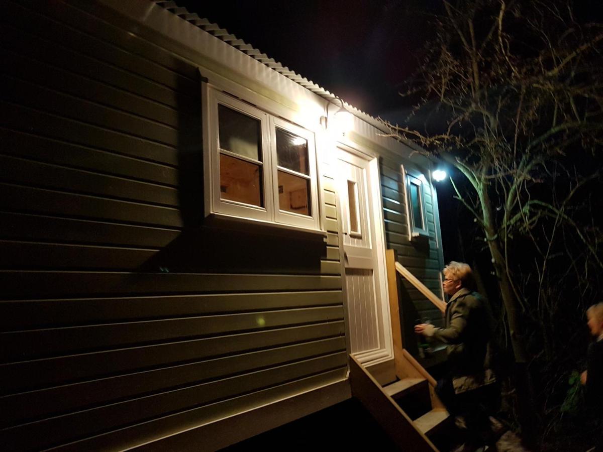 Waterside Shepherds Hut Chalet *